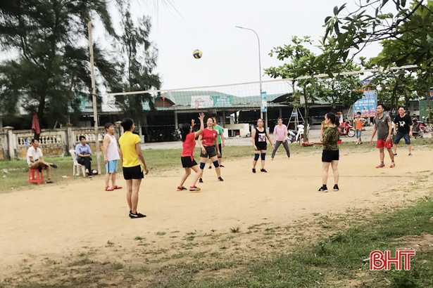 Bất chấp lệnh cách ly, nhiều người vẫn kéo nhau ra bãi biển Thiên Cầm