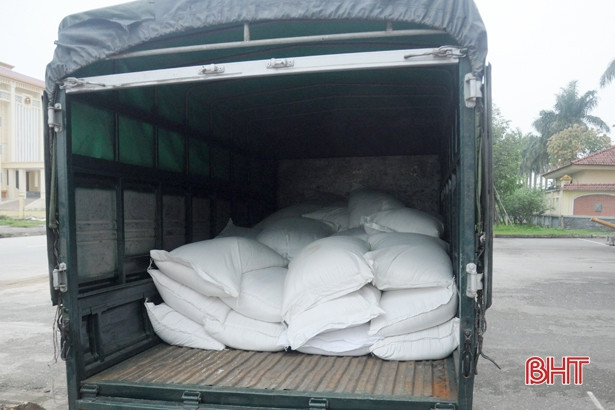 Đảng ủy Khối CCQ&DN Hà Tĩnh trao tặng 3 tấn gạo cho các khu cách ly tập trung