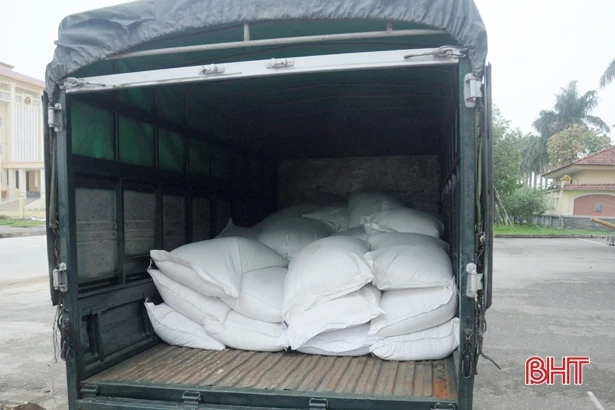 Đảng ủy Khối CCQ&DN Hà Tĩnh trao tặng 3 tấn gạo cho các khu cách ly tập trung