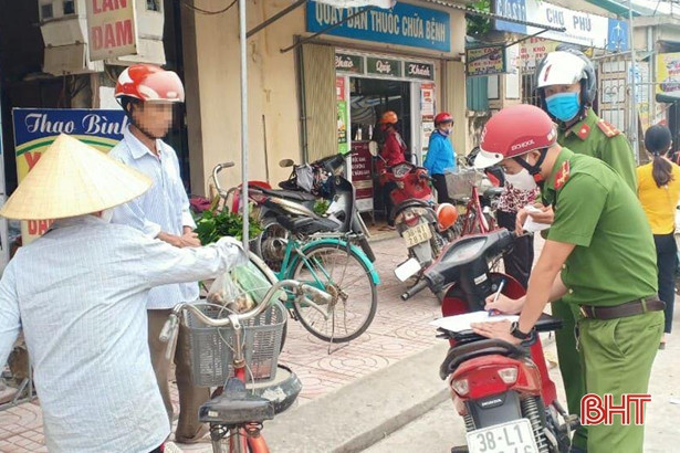 Đi chợ không đeo khẩu trang, thôn nữ ở Lộc Hà bị phạt 200 ngàn đồng