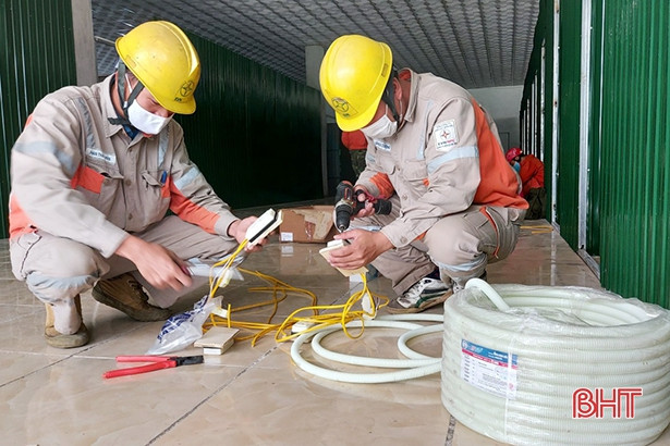 Lắp đặt xong hệ thống điện tại khu cách ly tập trung ở xã Sơn Tây