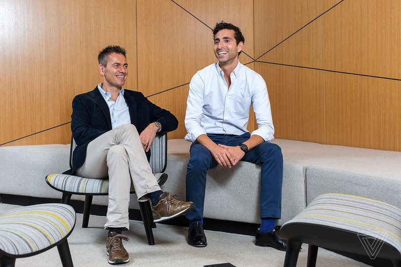 Hai tác giả cuốn Streampunks - Robert Kyncl (giám đốc kinh doanh YouTube) và Maany Peyvan (chuyên viết nội dung truyền thông mạng xã hội). Ảnh: J ames Bareham / The Verge. Mạng xã hội - kẻ nổi loạn - đang thay đổi truyền thông ra sao?