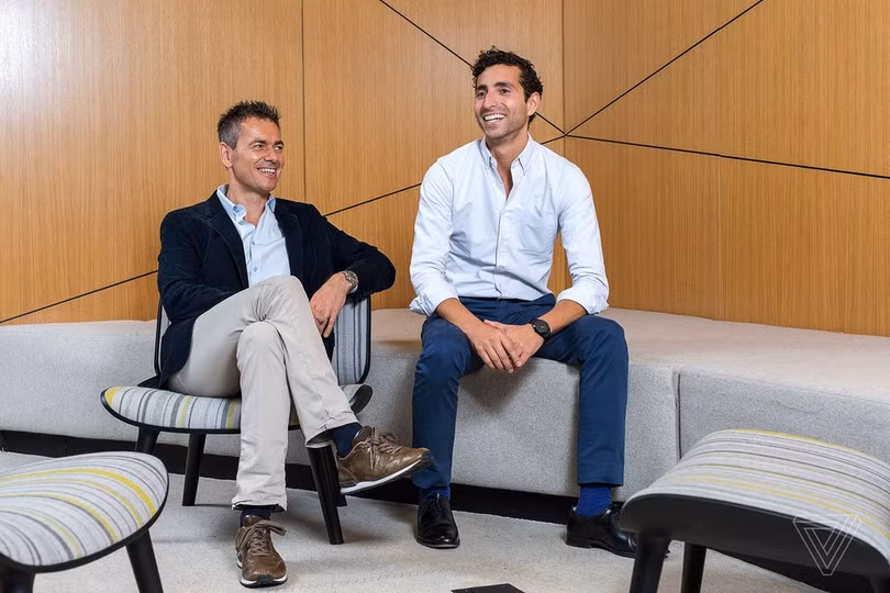 Hai tác giả cuốn Streampunks - Robert Kyncl (giám đốc kinh doanh YouTube) và Maany Peyvan (chuyên viết nội dung truyền thông mạng xã hội). Ảnh: J ames Bareham / The Verge. Mạng xã hội - kẻ nổi loạn - đang thay đổi truyền thông ra sao?