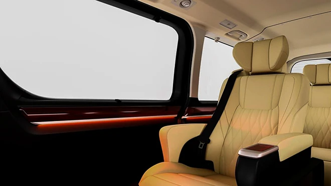 Xe MPV gia đình cỡ lớn Toyota Granvia xuất hiện tại Việt Nam