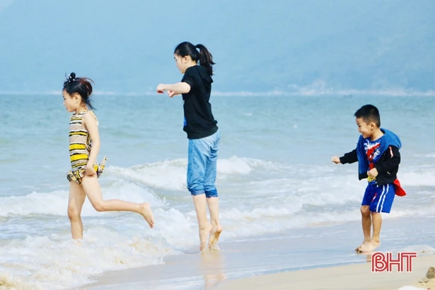 Bất chấp lệnh cách ly, nhiều người vẫn kéo nhau ra bãi biển Thiên Cầm