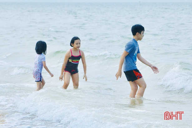 Bất chấp lệnh cách ly, nhiều người vẫn kéo nhau ra bãi biển Thiên Cầm