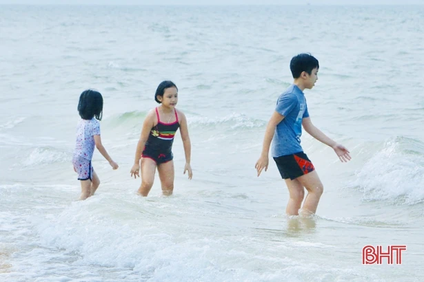 Bất chấp lệnh cách ly, nhiều người vẫn kéo nhau ra bãi biển Thiên Cầm