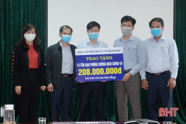 Các tổ chức, doanh nghiệp trao hỗ trợ Hà Tĩnh phòng chống dịch Covid-19 