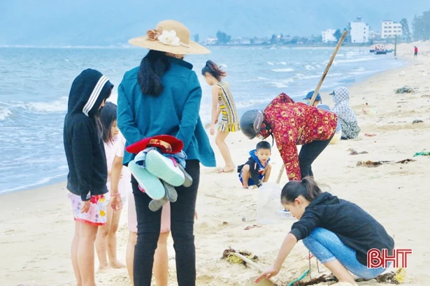 Bất chấp lệnh cách ly, nhiều người vẫn kéo nhau ra bãi biển Thiên Cầm