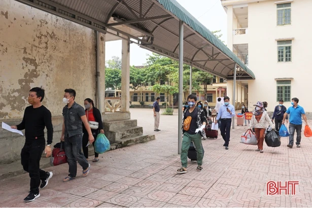 Vũ Quang, Hương Khê bàn giao công dân hoàn thành cách ly tập trung