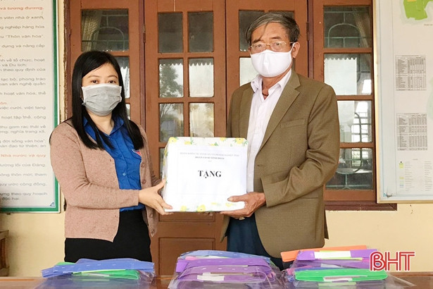 Trao tặng trạm rửa tay dã chiến và vật tư y tế phục vụ chống dịch Covid-19