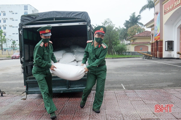 Đảng ủy Khối CCQ&DN Hà Tĩnh trao tặng 3 tấn gạo cho các khu cách ly tập trung