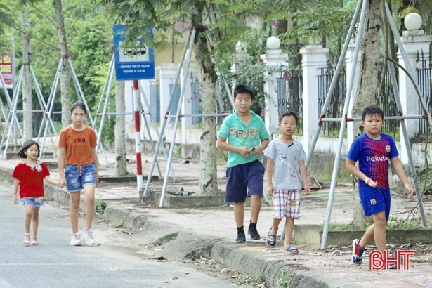 Bất chấp lệnh cách ly, nhiều người vẫn kéo nhau ra bãi biển Thiên Cầm