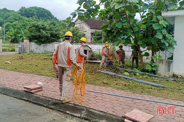 Lắp đặt xong hệ thống điện tại khu cách ly tập trung ở xã Sơn Tây