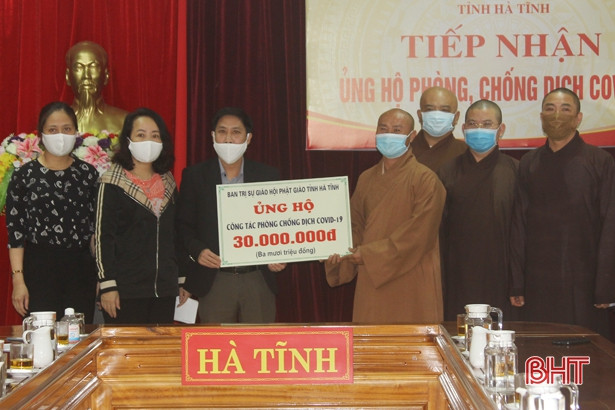 Các tổ chức, doanh nghiệp trao hỗ trợ Hà Tĩnh phòng chống dịch Covid-19 