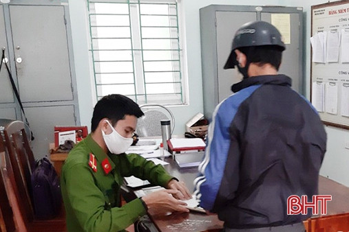 Một số “cần thủ” không đeo khẩu trang, vô tư câu cá trong mùa dịch