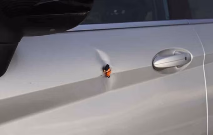 Ôtô bị móp vì bị người ngoài hành tinh lao vào