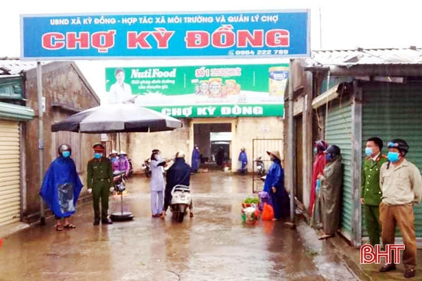 Đến chợ không đeo khẩu trang, 4 người bị lập biên bản vi phạm hành chính