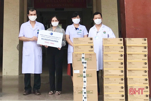 Bệnh viện Hà Tĩnh tiếp nhận nhiều vật tư y tế hỗ trợ phòng dịch