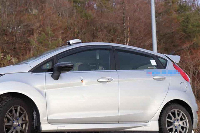 Ôtô bị móp vì bị người ngoài hành tinh lao vào