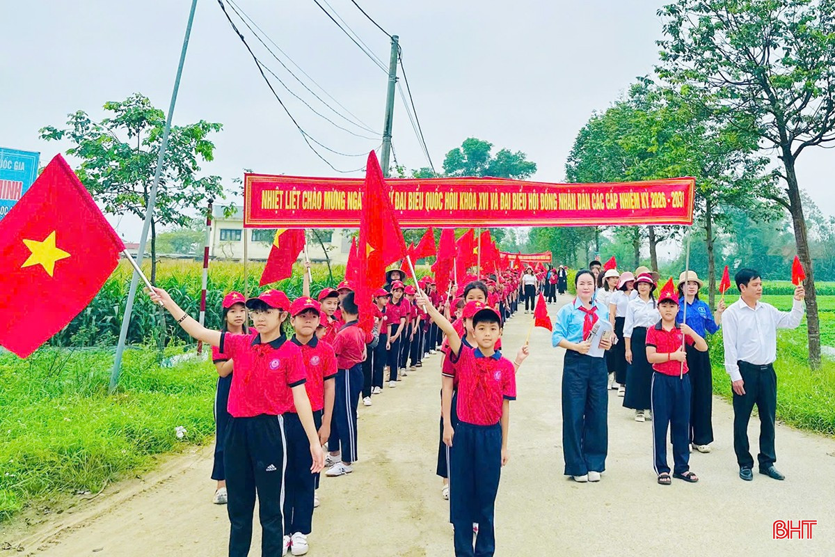 Liên đội Trường Tiểu học Liên Minh (xã Đức Minh) cổ động chào mừng bầu cử ĐBQH khoá XVI và đại biểu HĐND các cấp nhiệm kỳ 2026 - 2031.