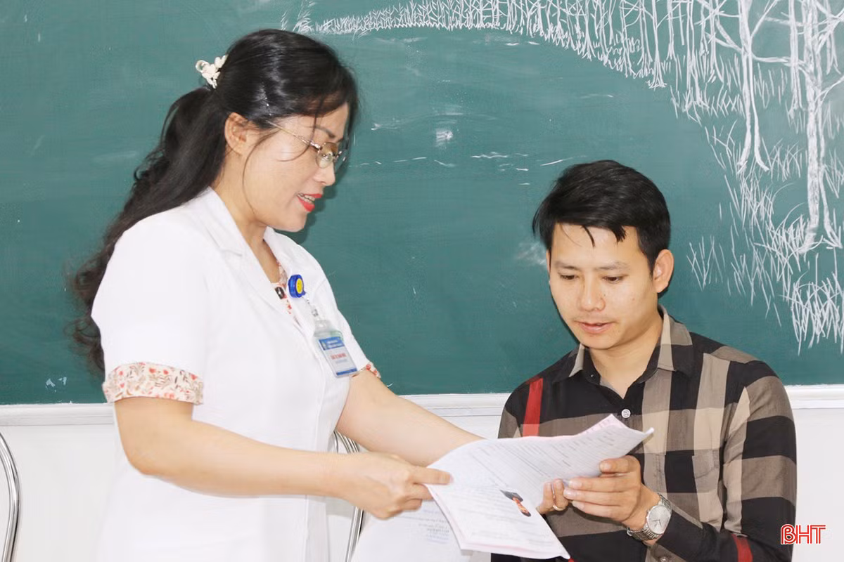 Khi nhận kết quả khám, người dân được các bác sĩ tư vấn cụ thể về tình trạng sức khỏe cũng như hướng dẫn phương pháp điều trị và chăm sóc phù hợp. Những thắc mắc của người bệnh đều được giải đáp rõ ràng, giúp họ hiểu hơn về tình trạng của mình và yên tâm trong quá trình điều trị.