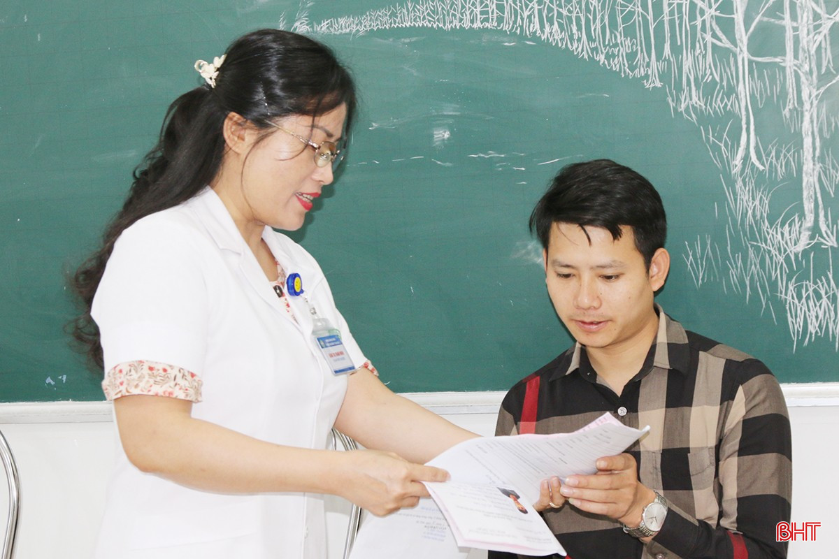 Khi nhận kết quả khám, người dân được các bác sĩ tư vấn cụ thể về tình trạng sức khỏe cũng như hướng dẫn phương pháp điều trị và chăm sóc phù hợp. Những thắc mắc của người bệnh đều được giải đáp rõ ràng, giúp họ hiểu hơn về tình trạng của mình và yên tâm trong quá trình điều trị.