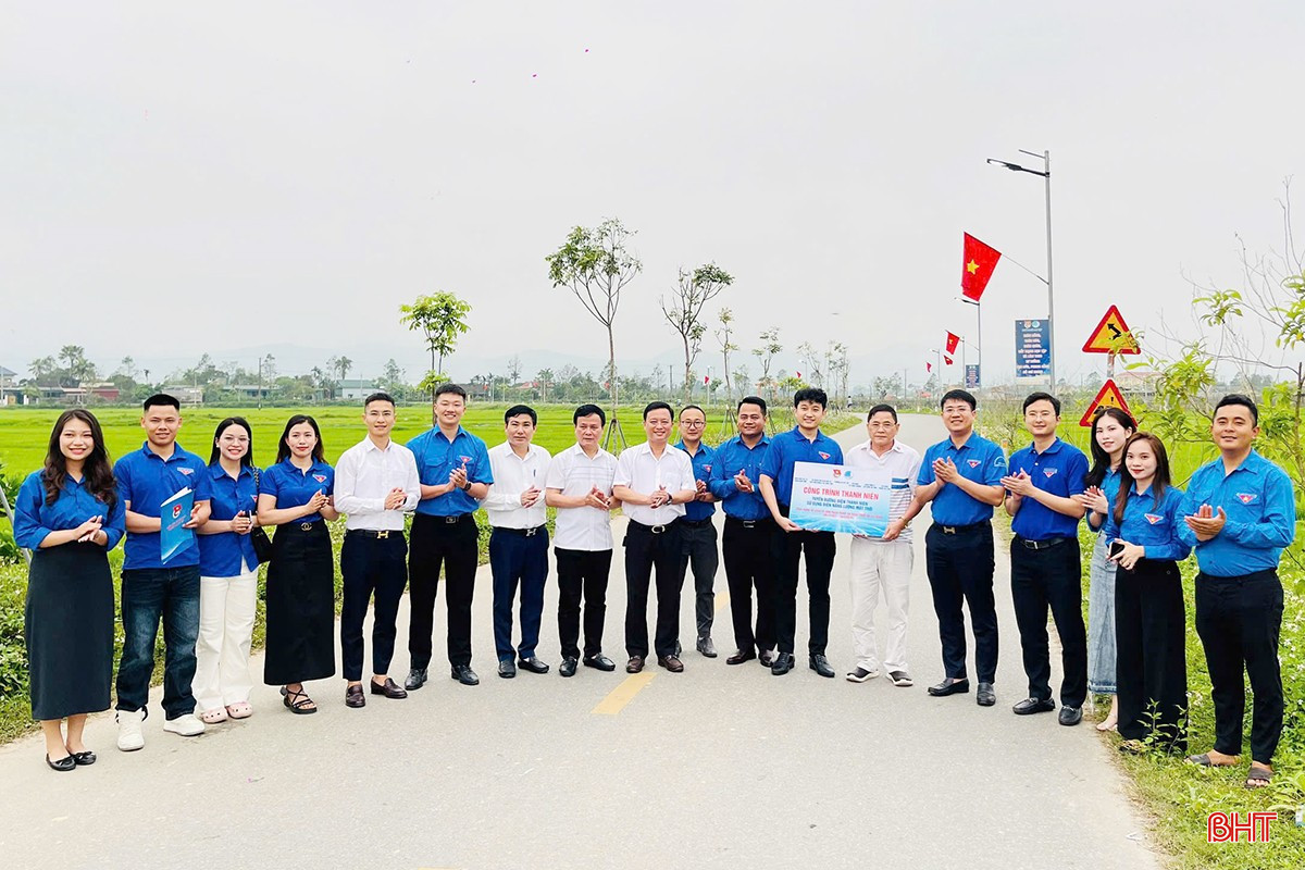 bqbht_br_doan-phuong-ha-huy-tap-cung-cac-don-vi-dong-hanh-to-chuc-khanh-thanh-ban-giao-cong-trinh-thanh-nien-tuyen-duong-dien-nang-luong-mat-troi-tai-tdp-lien-hu.jpg