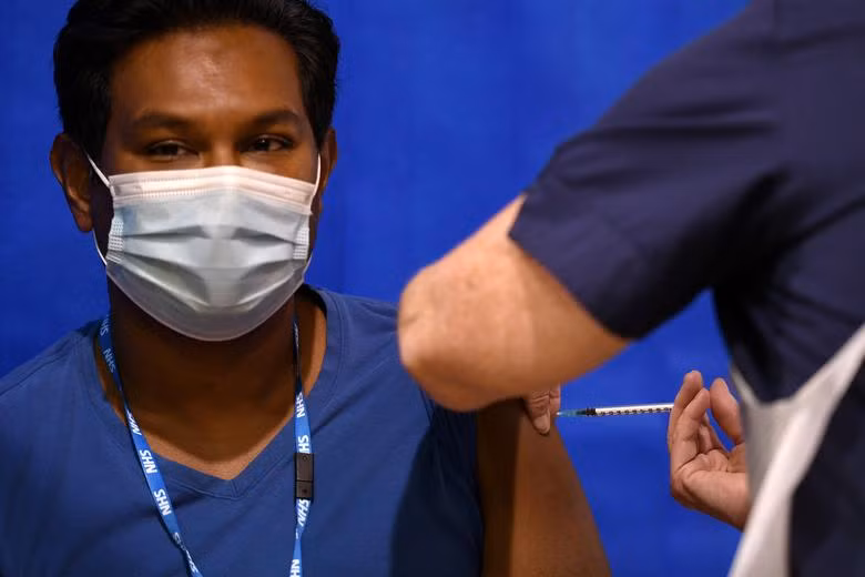 Người dân Anh đi tiêm vaccine ngừa Covid-19