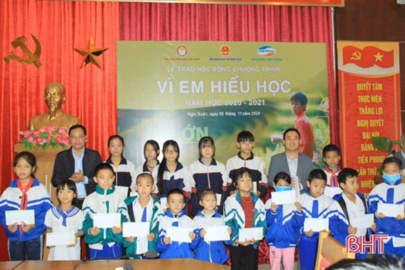 Hà Tĩnh luôn đồng hành với Viettel thúc đẩy phát triển kinh tế số