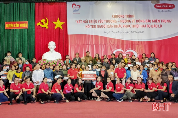 Thêm nhiều phần quà đến với người dân huyện Cẩm Xuyên
