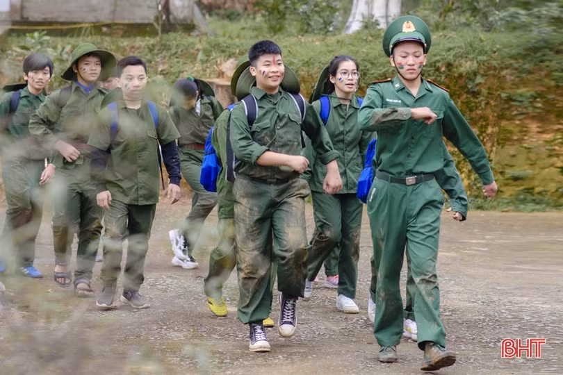 Học sinh Albert Einstein “rèn luyện ý chí” cùng các chiến sỹ biên phòng
