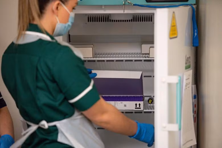 Người dân Anh đi tiêm vaccine ngừa Covid-19