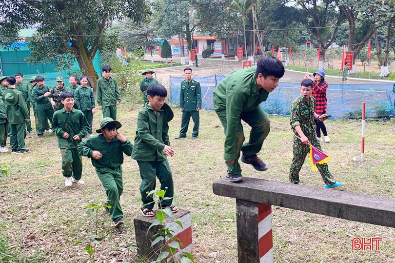 Học sinh Albert Einstein “rèn luyện ý chí” cùng các chiến sỹ biên phòng