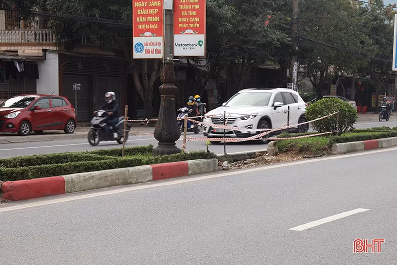 Dải phân cách dọc quốc lộ 1A qua TP Hà Tĩnh bị “đứt” 18 điểm