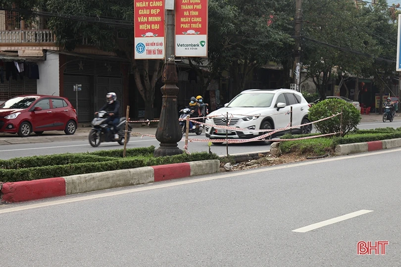 Dải phân cách dọc quốc lộ 1A qua TP Hà Tĩnh bị “đứt” 18 điểm