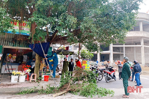 Tháo dỡ hơn 100 ki-ốt lấn chiếm vỉa hè ở phố thị Cẩm Xuyên