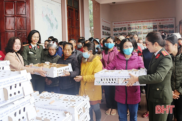 Hội Phụ nữ Bộ Công an hỗ trợ sinh kế cho người dân vùng lũ Cẩm Xuyên