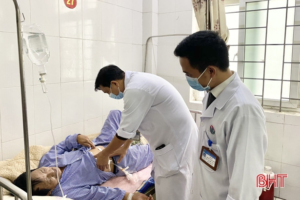 Mổ lấy tăm tre xuyên thủng đường tiêu hóa bệnh nhân 68 tuổi ở Hà Tĩnh