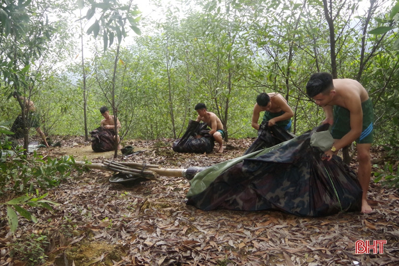 Bộ đội Hà Tĩnh thực hành vượt sông chiến đấu trong thời tiết lạnh giá