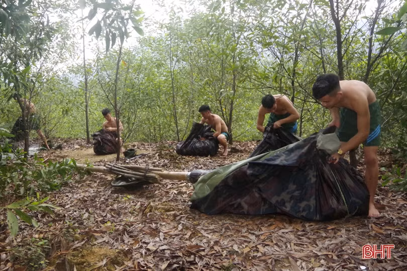 Bộ đội Hà Tĩnh thực hành vượt sông chiến đấu trong thời tiết lạnh giá