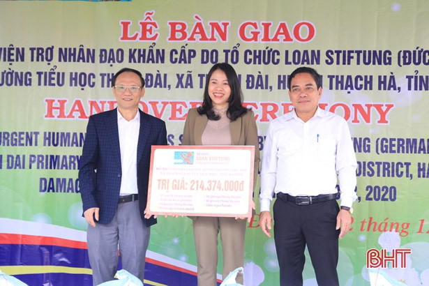 Tổ chức Loan Stiftung trao tiền, quà trị giá 461 triệu đồng cho 2 trường học ở Hà Tĩnh