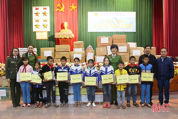 Hội Phụ nữ Bộ Công an hỗ trợ sinh kế cho người dân vùng lũ Cẩm Xuyên