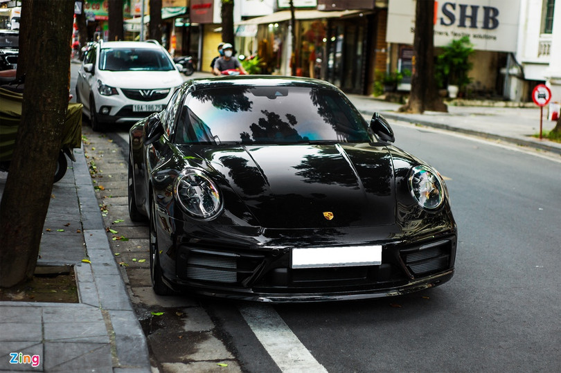 Những mẫu xe đáng chú ý khác xuất hiện tại Hà Nội gồm Aston Martin Rapide S, Bentley Mulsanne EWB đầu tiên Việt Nam, Rolls-Royce Cullinan và Porsche 991 Carrera S. Dàn siêu xe trăm tỷ đồng dạo phố Hà Nội