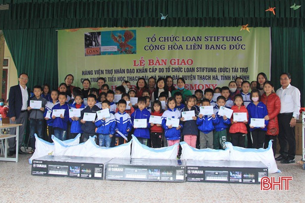 Tổ chức Loan Stiftung trao tiền, quà trị giá 461 triệu đồng cho 2 trường học ở Hà Tĩnh