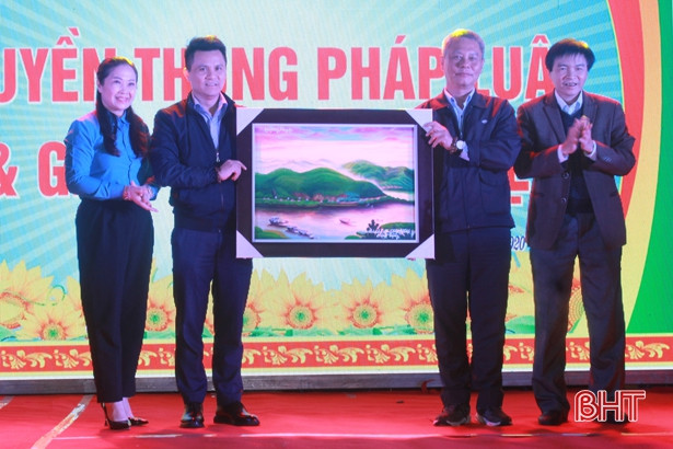 Trang bị kiến thức pháp luật cho công nhân Khu kinh tế Vũng Áng