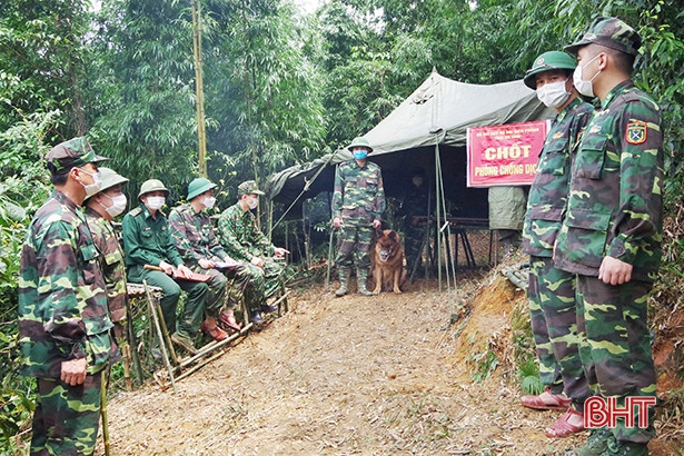 Chốt chặn đường mòn, lối mở, không để vượt biên trái phép vào Hà Tĩnh