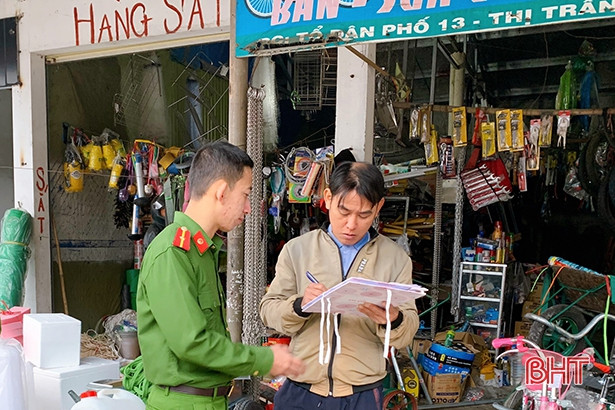 Tháo dỡ hơn 100 ki-ốt lấn chiếm vỉa hè ở phố thị Cẩm Xuyên