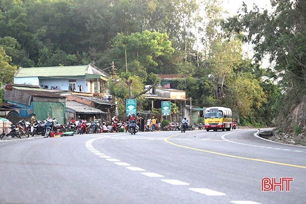 Dẹp bỏ chợ tạm ngay khúc cua trên quốc lộ 1A ở Hà Tĩnh