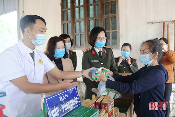 Hội Phụ nữ Bộ Công an hỗ trợ sinh kế cho người dân vùng lũ Cẩm Xuyên